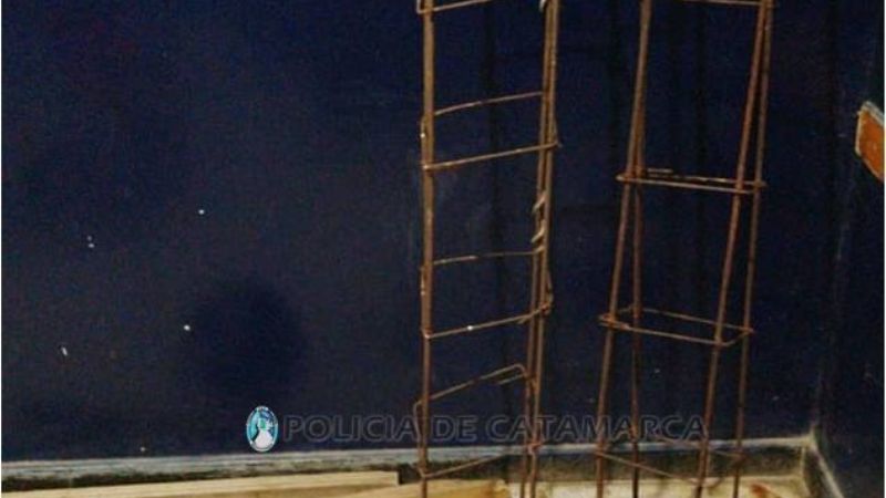 Detenidos con hierros, latas de pegamento y una bolsa con cables