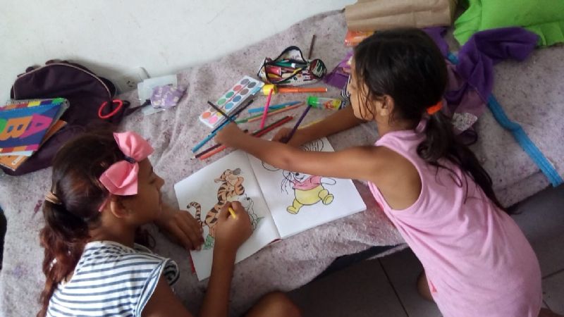 Entregan kits de manualidades y lectura para niños