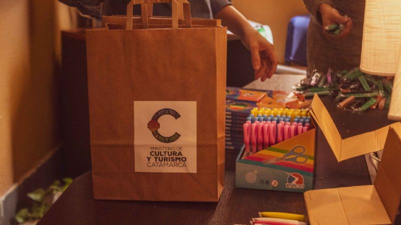 Entregan kits de manualidades y lectura para niños