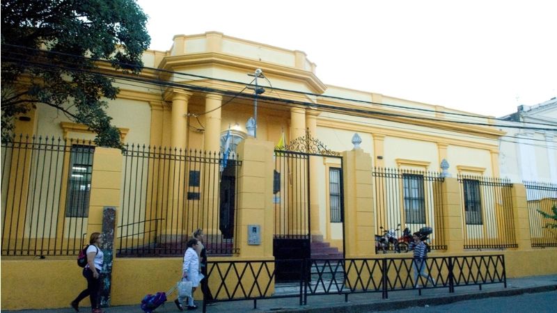 Padres deben pagar las cuotas de los colegios privados