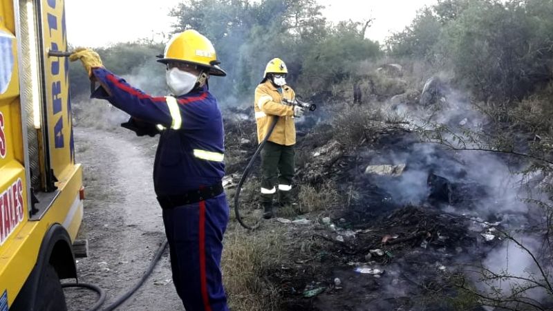 Combaten dos incendios de basurales en Capital