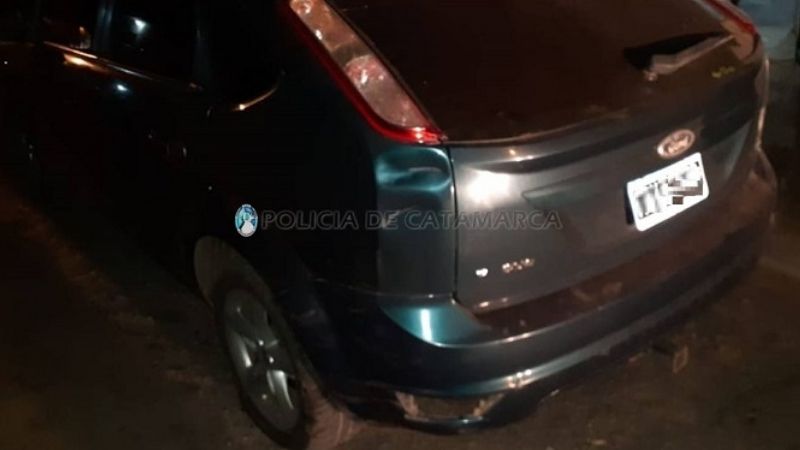 Chocó a un auto estacionado y huyó