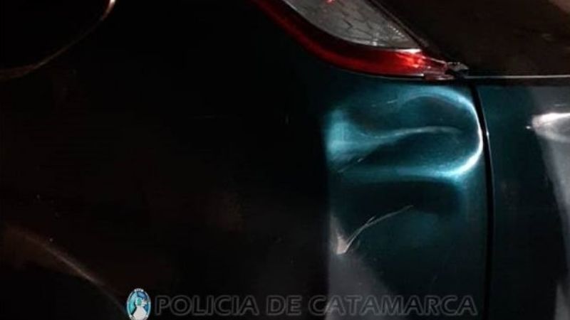 Chocó a un auto estacionado y huyó