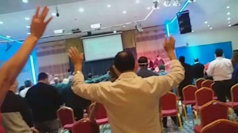 Pastor rompió la cuarentena e invitó a cientos de fieles a una celebración