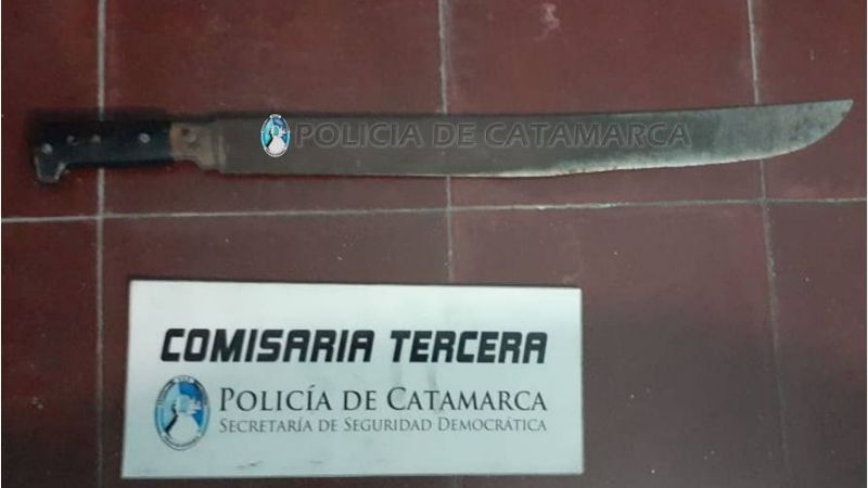 Mujer le dio un machetazo por la espalda a su vecino