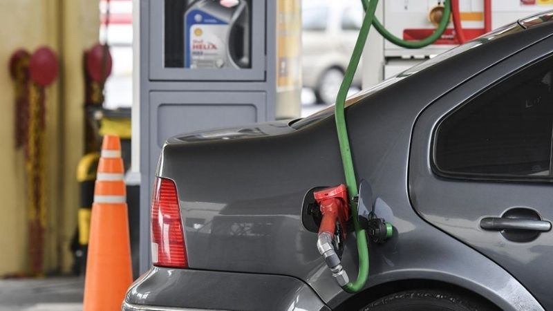 Pese a la caída estrepitosa del crudo, descartan baja en el precio de la nafta