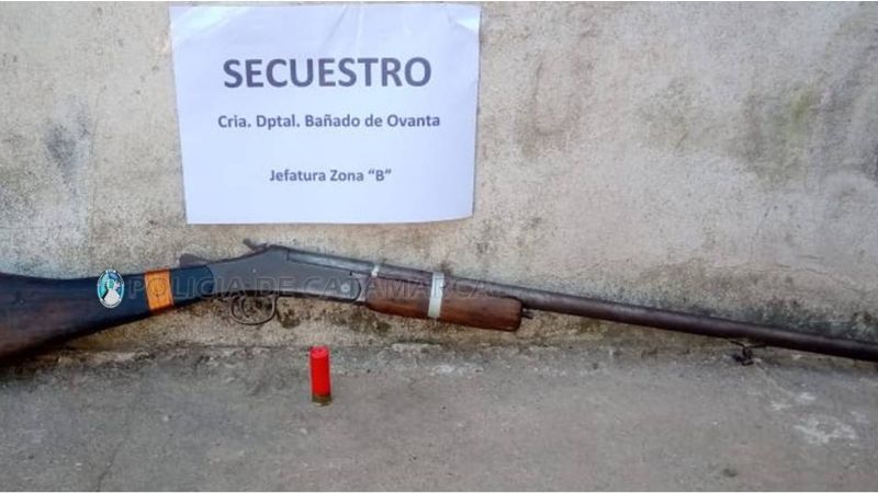 Con una escopeta en la mano, intentaron escapar de policías