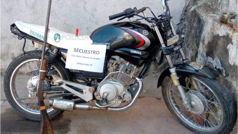 Con una escopeta en la mano, intentaron escapar de policías