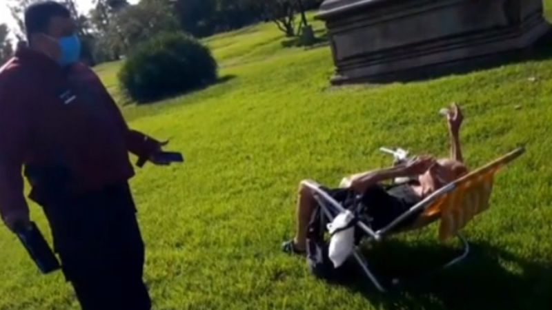 Una señora rompió la cuarentena para tomar sol