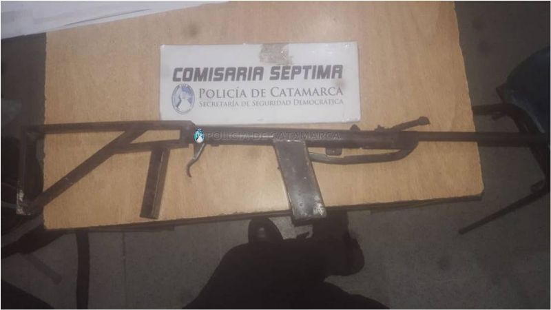 Detienen a un joven con una carretilla y un arma de fabricación casera