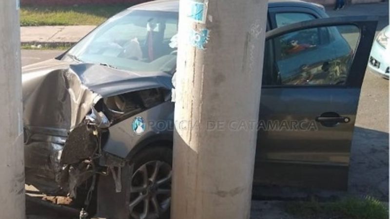 Chocó contra un poste y destruyó el auto