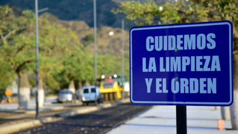Gustavo, junto al gobernador, recorrió la obra de La Gruta