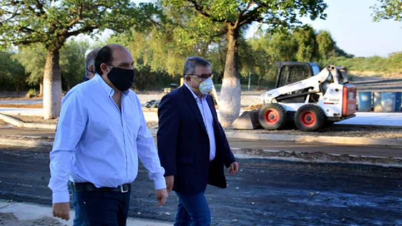 Gustavo, junto al gobernador, recorrió la obra de La Gruta