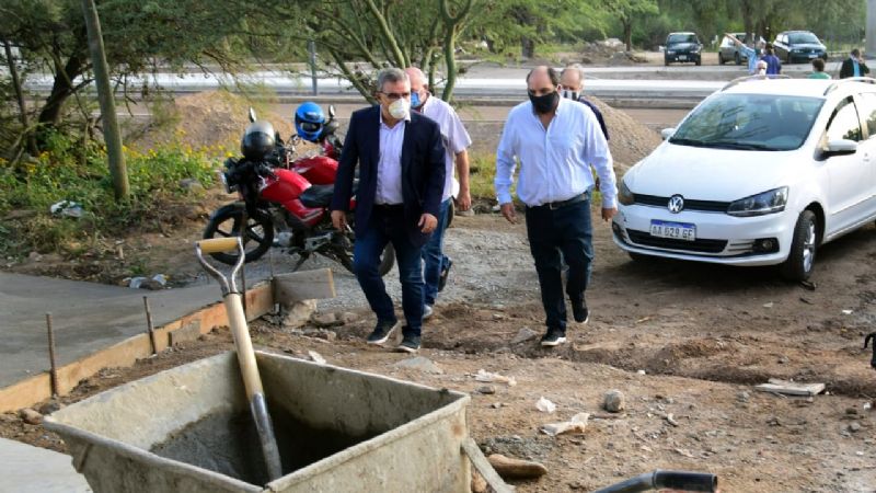 Gustavo, junto al gobernador, recorrió la obra de La Gruta