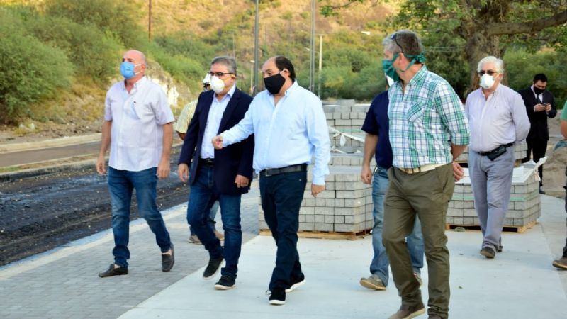 Gustavo, junto al gobernador, recorrió la obra de La Gruta