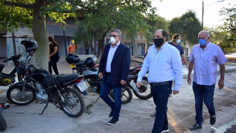 Gustavo, junto al gobernador, recorrió la obra de La Gruta