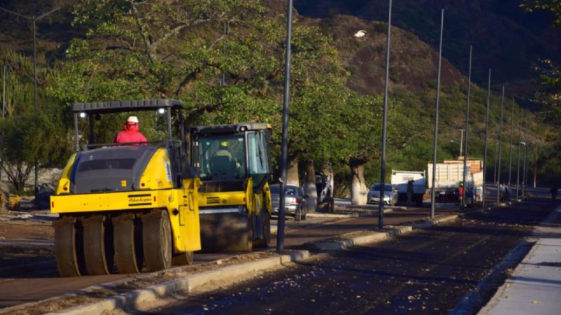 Gustavo, junto al gobernador, recorrió la obra de La Gruta