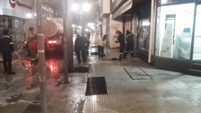 Madrugada de limpieza en la peatonal