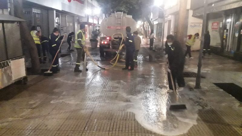 Madrugada de limpieza en la peatonal
