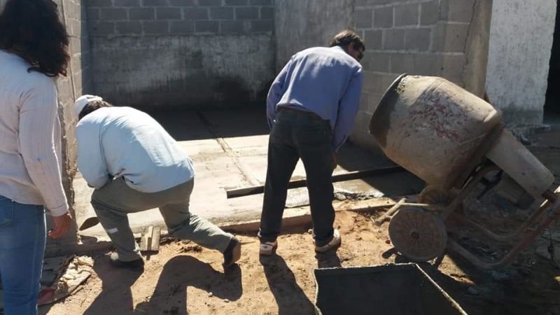 Personal municipal construye garaje para una ambulancia nueva