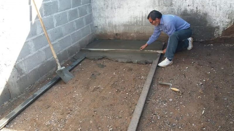 Personal municipal construye garaje para una ambulancia nueva