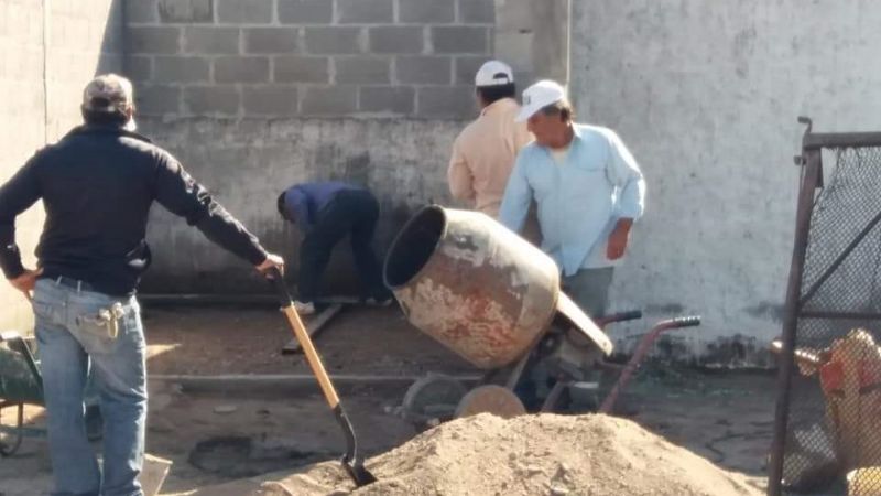 Personal municipal construye garaje para una ambulancia nueva
