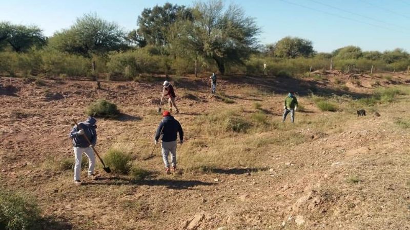 Personal municipal construye garaje para una ambulancia nueva