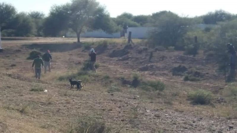 Personal municipal construye garaje para una ambulancia nueva