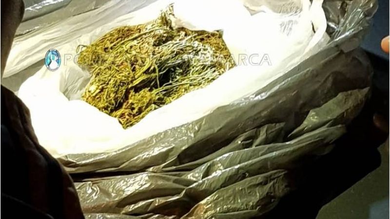 No respetaron la cuarentena y les encontraron dos envoltorios con droga