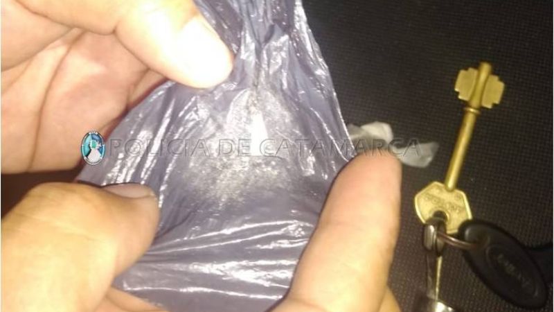 No respetaron la cuarentena y les encontraron dos envoltorios con droga
