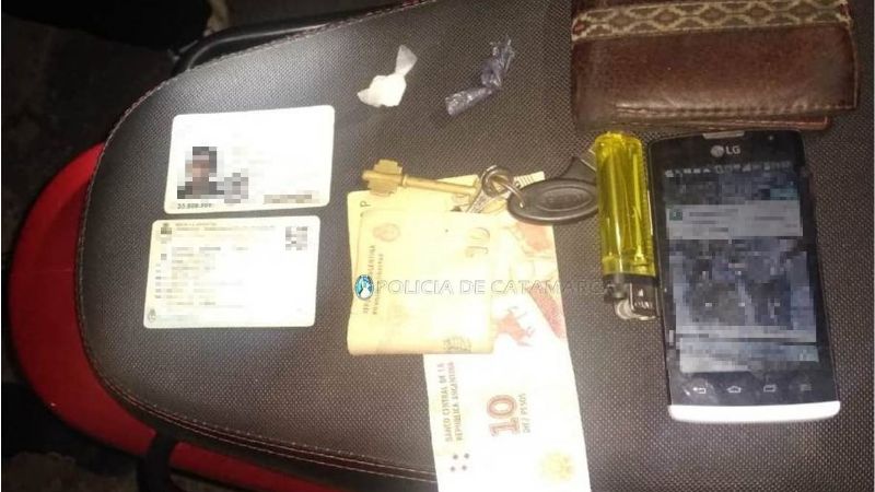 No respetaron la cuarentena y les encontraron dos envoltorios con droga