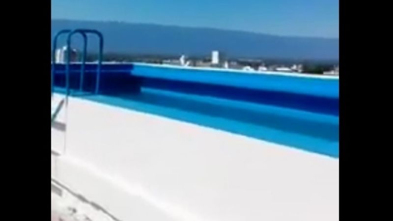 La impresionante pileta que el Obispado tiene en la terraza