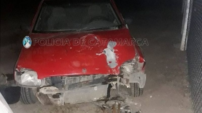 Chocó contra un poste y le secuestraron el auto