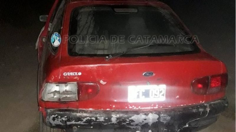 Chocó contra un poste y le secuestraron el auto
