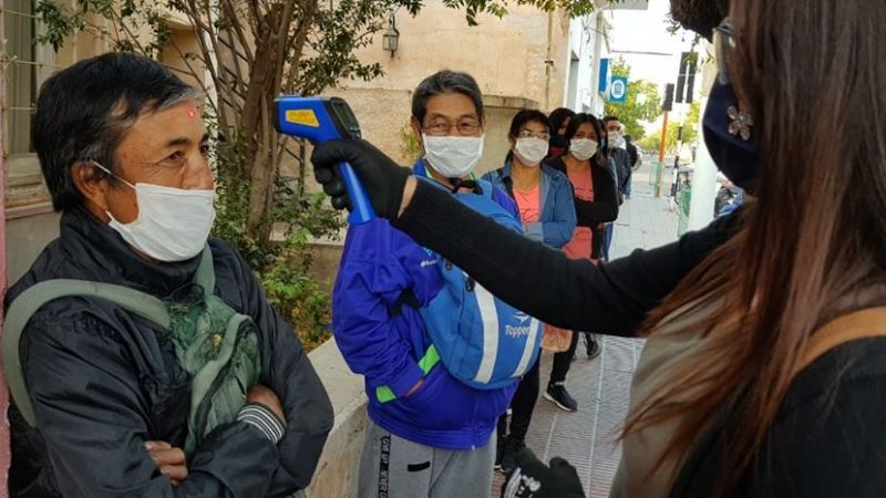 Controlan la temperatura a las personas que circulan en la vía publica