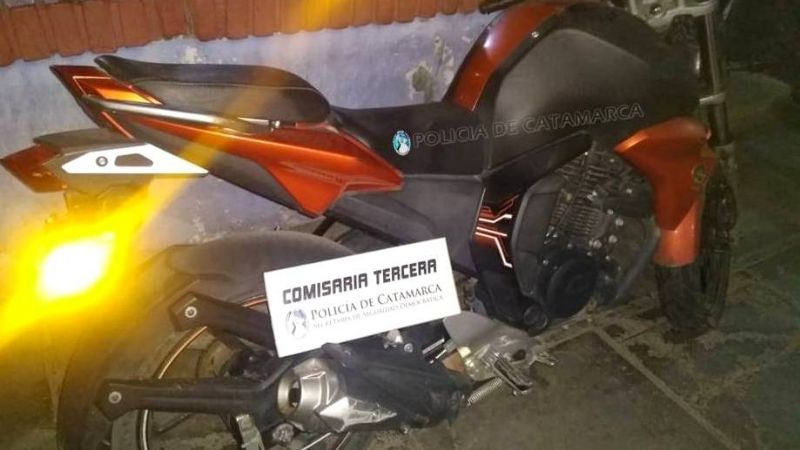 Policías sorprenden a dos sujetos empujando una moto