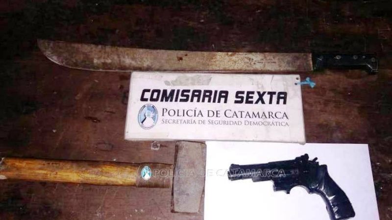 Amenazaba a personas con una réplica de arma y a policías con una maza