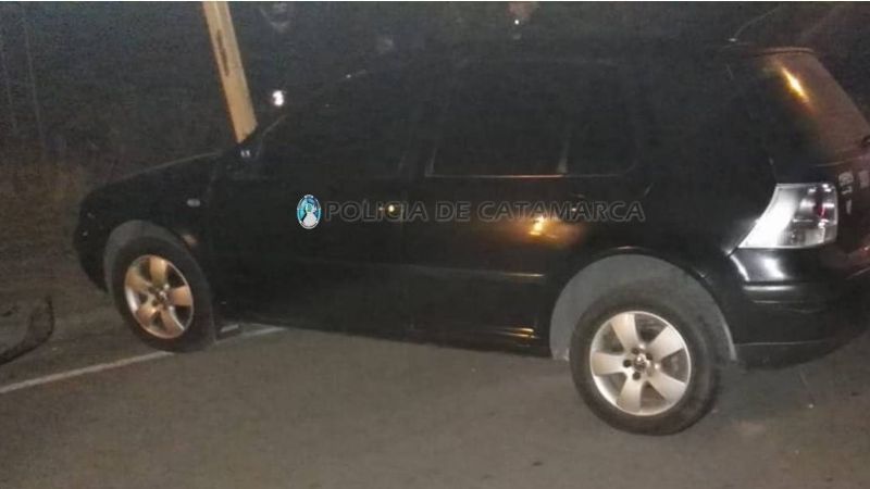 Joven conductor perdió el control del auto y chocó contra un poste