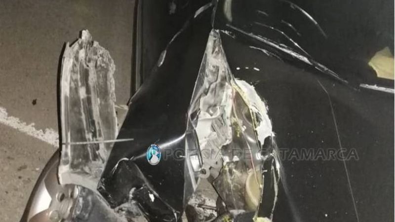 Joven conductor perdió el control del auto y chocó contra un poste