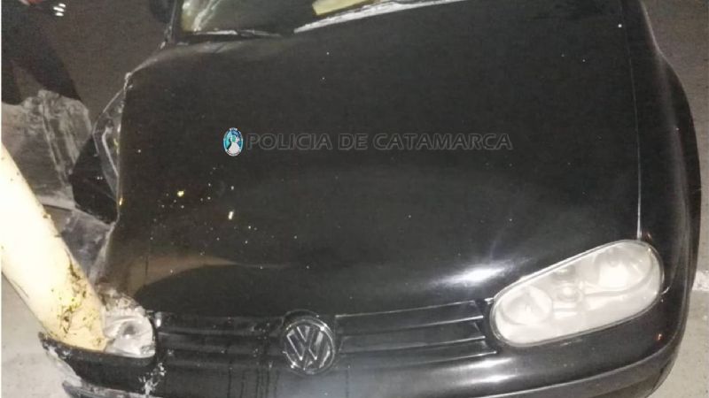 Joven conductor perdió el control del auto y chocó contra un poste