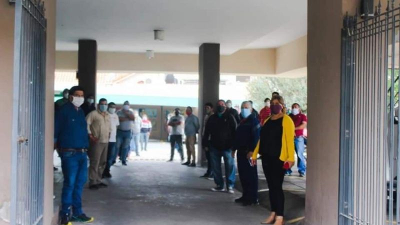 Abrazo simbólico en la Legislatura en defensa de sus puestos laborales