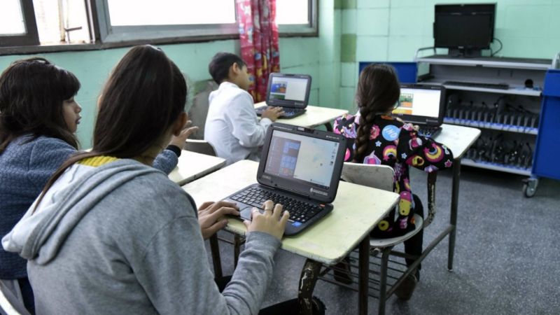 Macri tenía guardadas 135 mil netbooks en el Correo Argentino