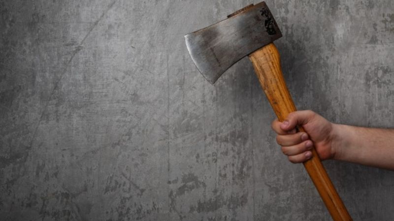 Detienen a un joven con un hacha tras el robo en un galpón de Telecom