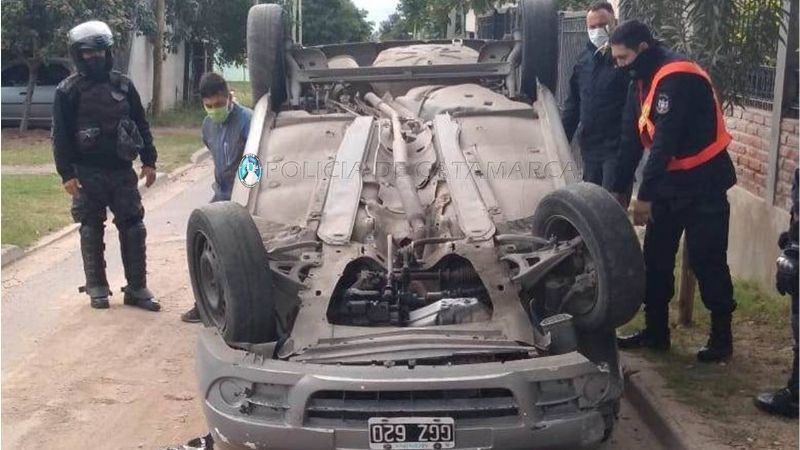 Conductor descontrolado chocó contra un poste y volcó