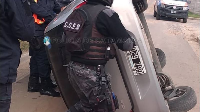 Conductor descontrolado chocó contra un poste y volcó