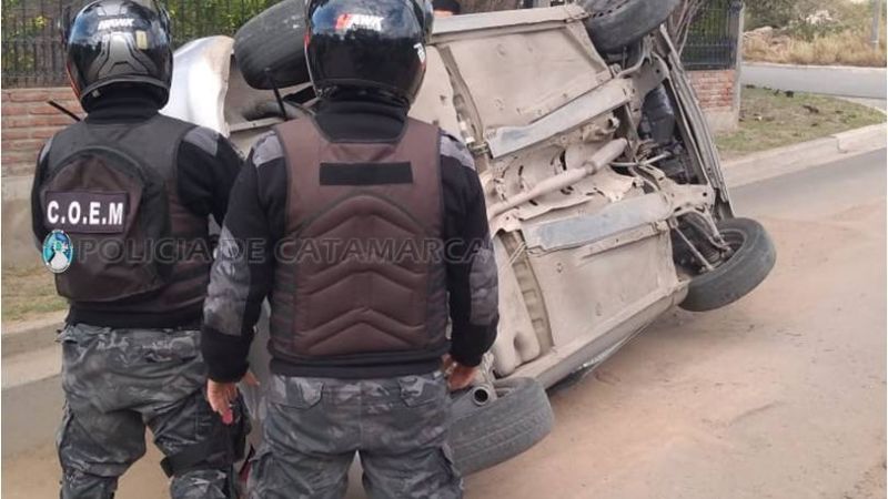 Conductor descontrolado chocó contra un poste y volcó