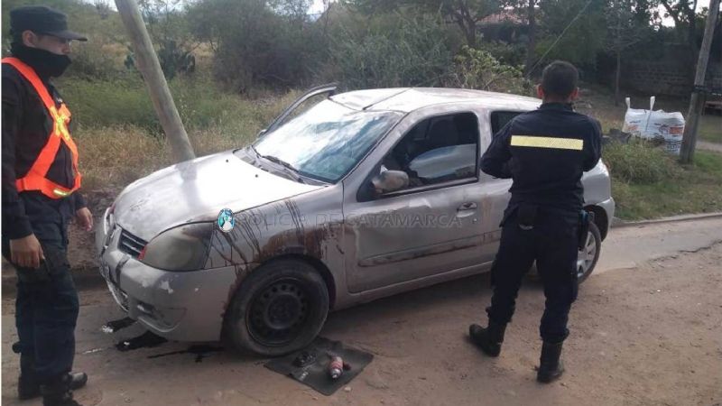 Conductor descontrolado chocó contra un poste y volcó