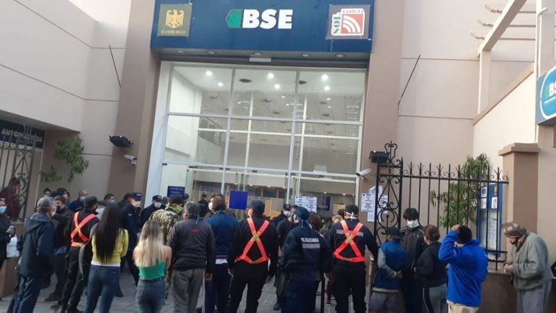 Sin cuarentena: avalancha en los bancos para cobrar