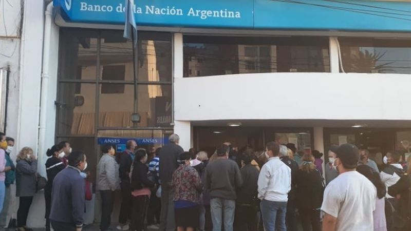 Sin cuarentena: avalancha en los bancos para cobrar