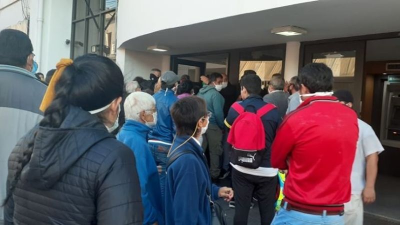 Sin cuarentena: avalancha en los bancos para cobrar